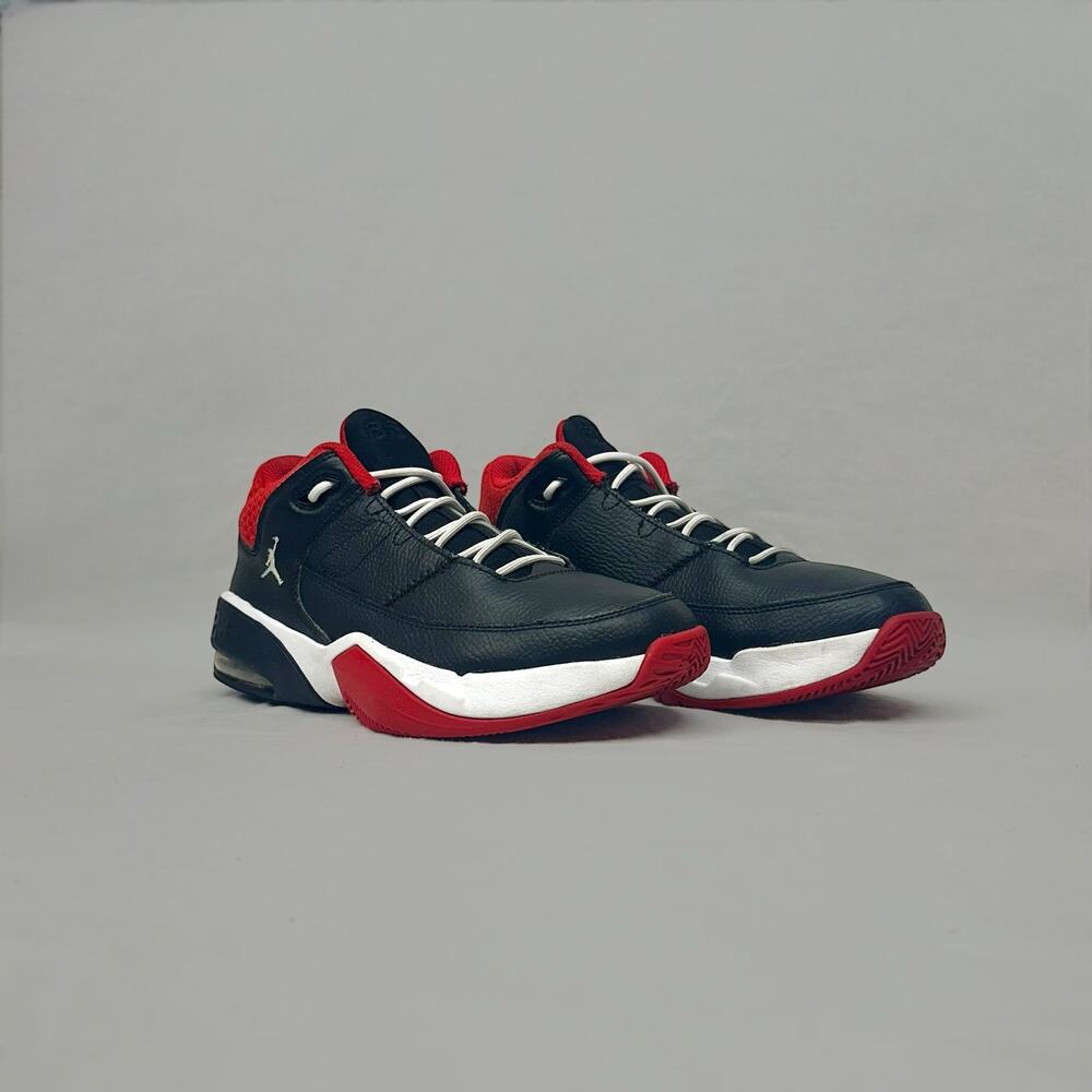 Air Jordan Max Aura 3 Boys Black/Red Basketball Shoes - Size 7Y